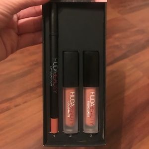 Huda Beauty lip contour set